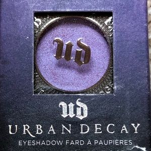 Urban Decay Eyeshadow in Asphyxia.